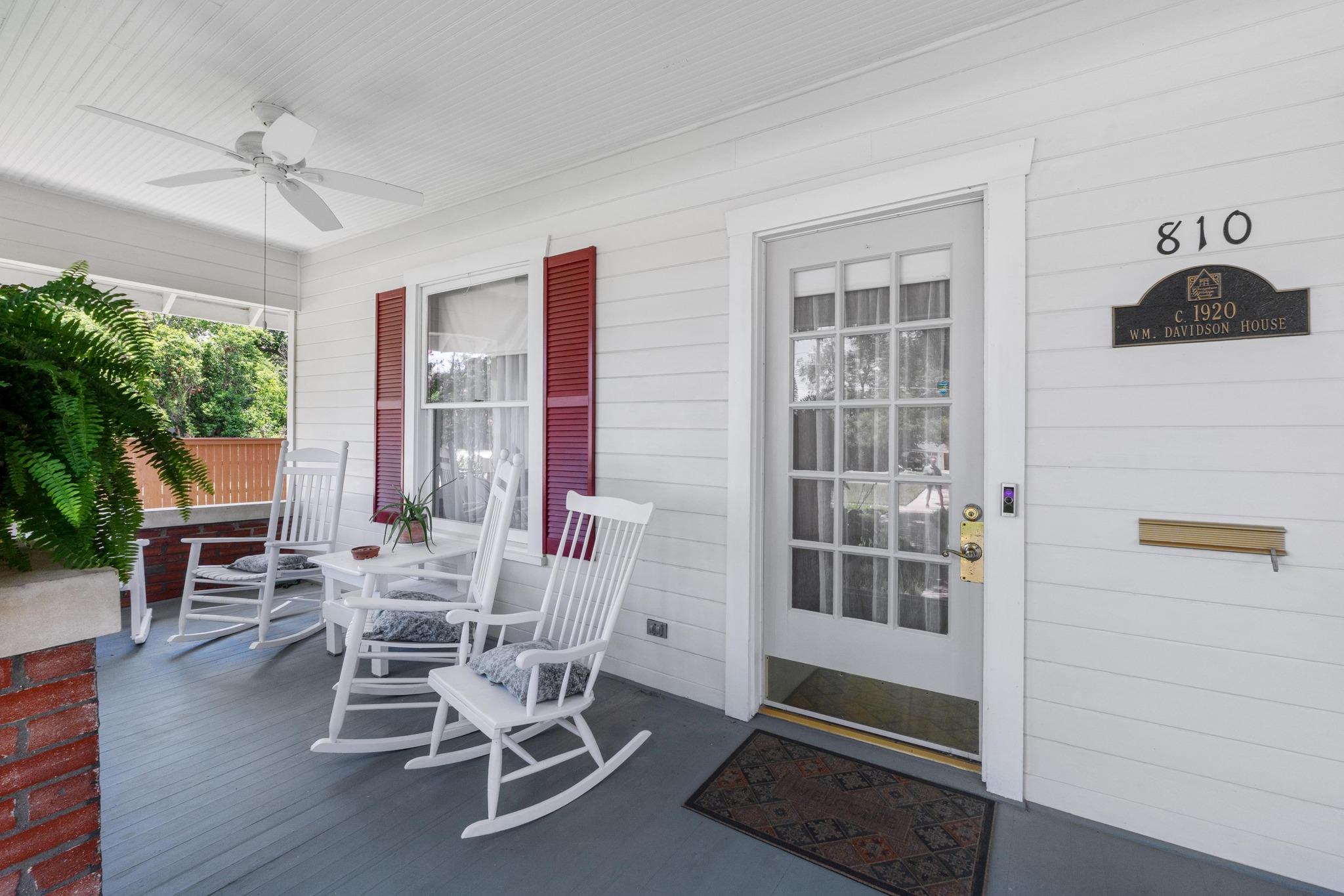810 E University Ave, photo 2