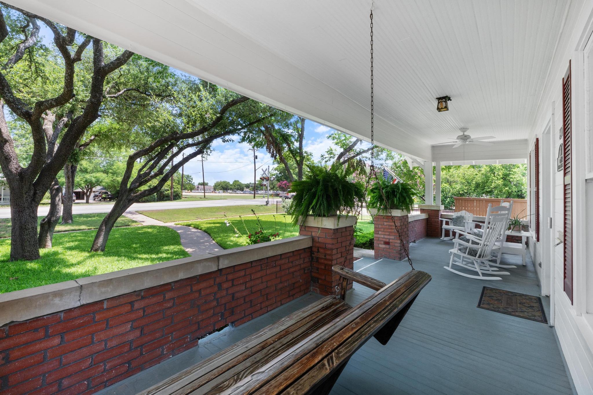 810 E University Ave, photo 3