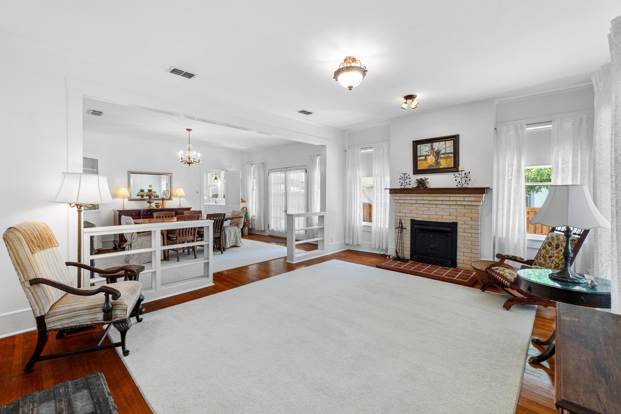810 E University Ave, photo 4