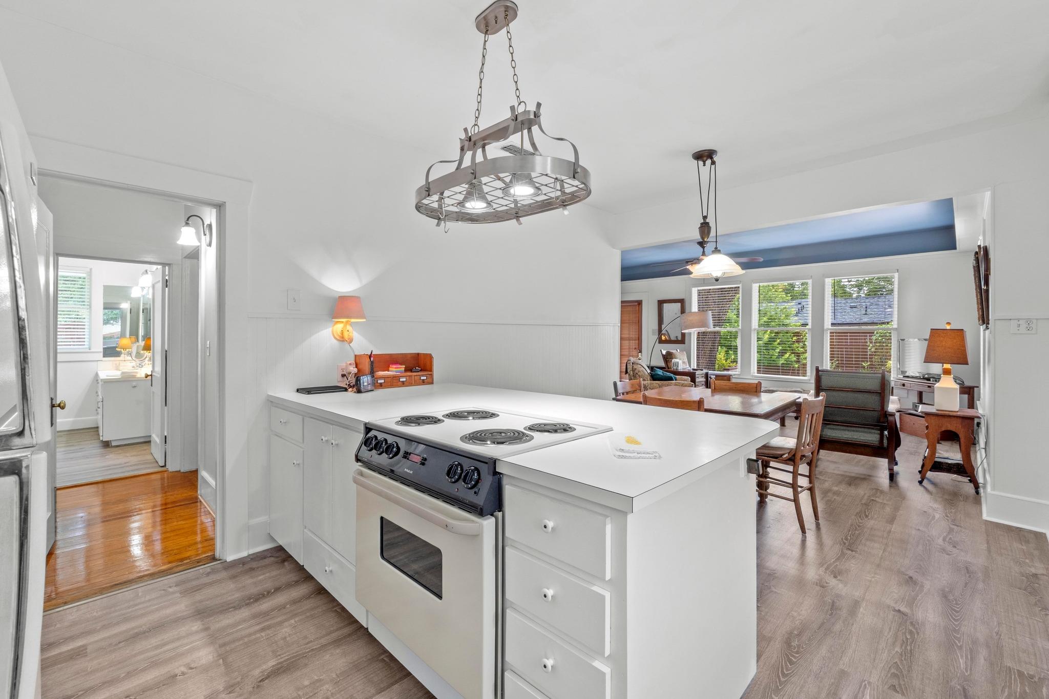 810 E University Ave, photo 6