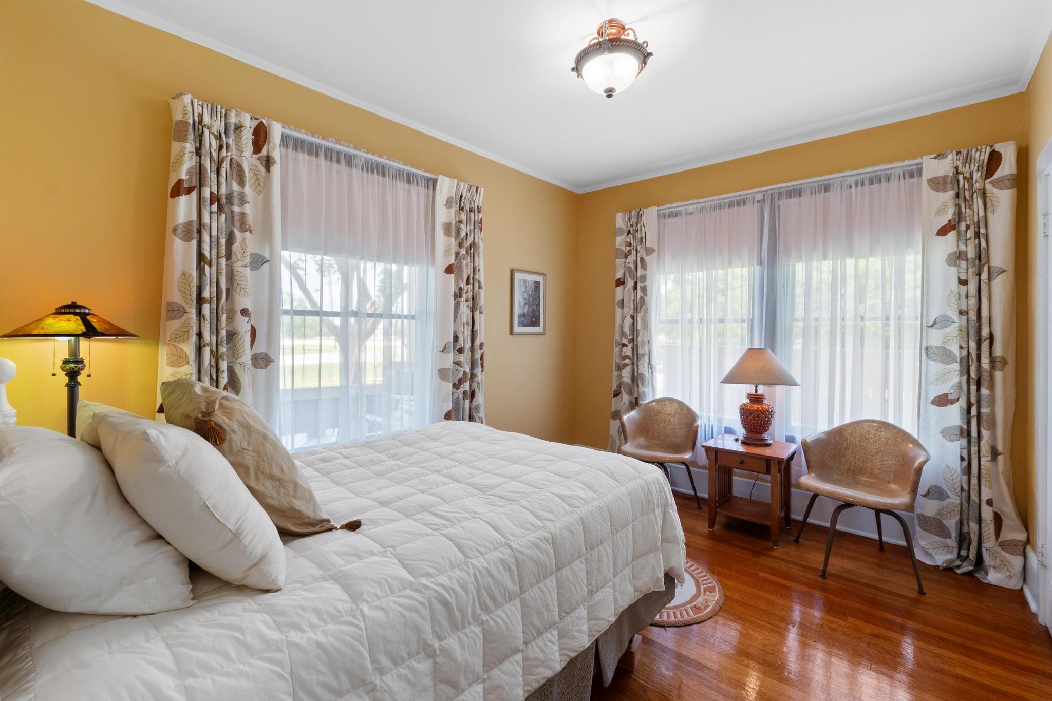 810 E University Ave, photo 9