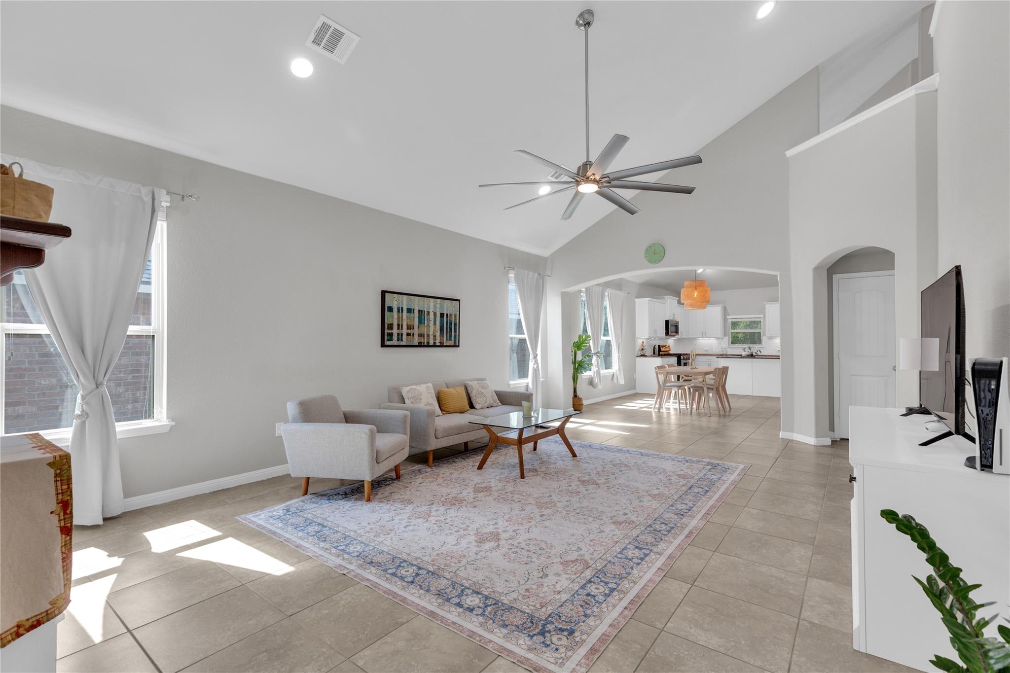 721  Schefer St, photo 2
