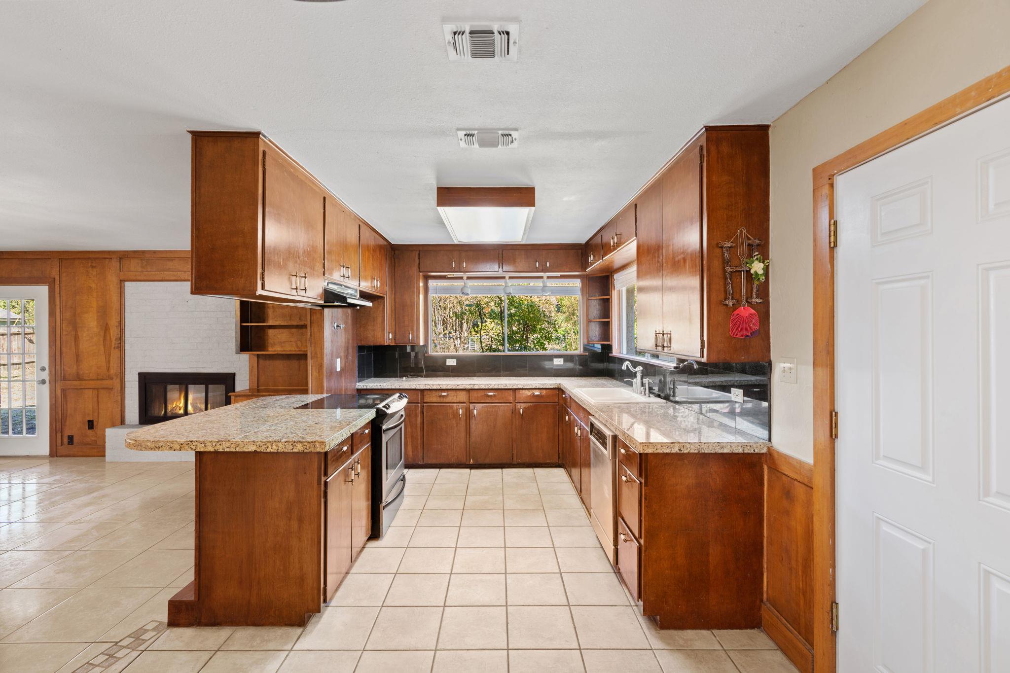 418  Hernandos Loop, photo 9