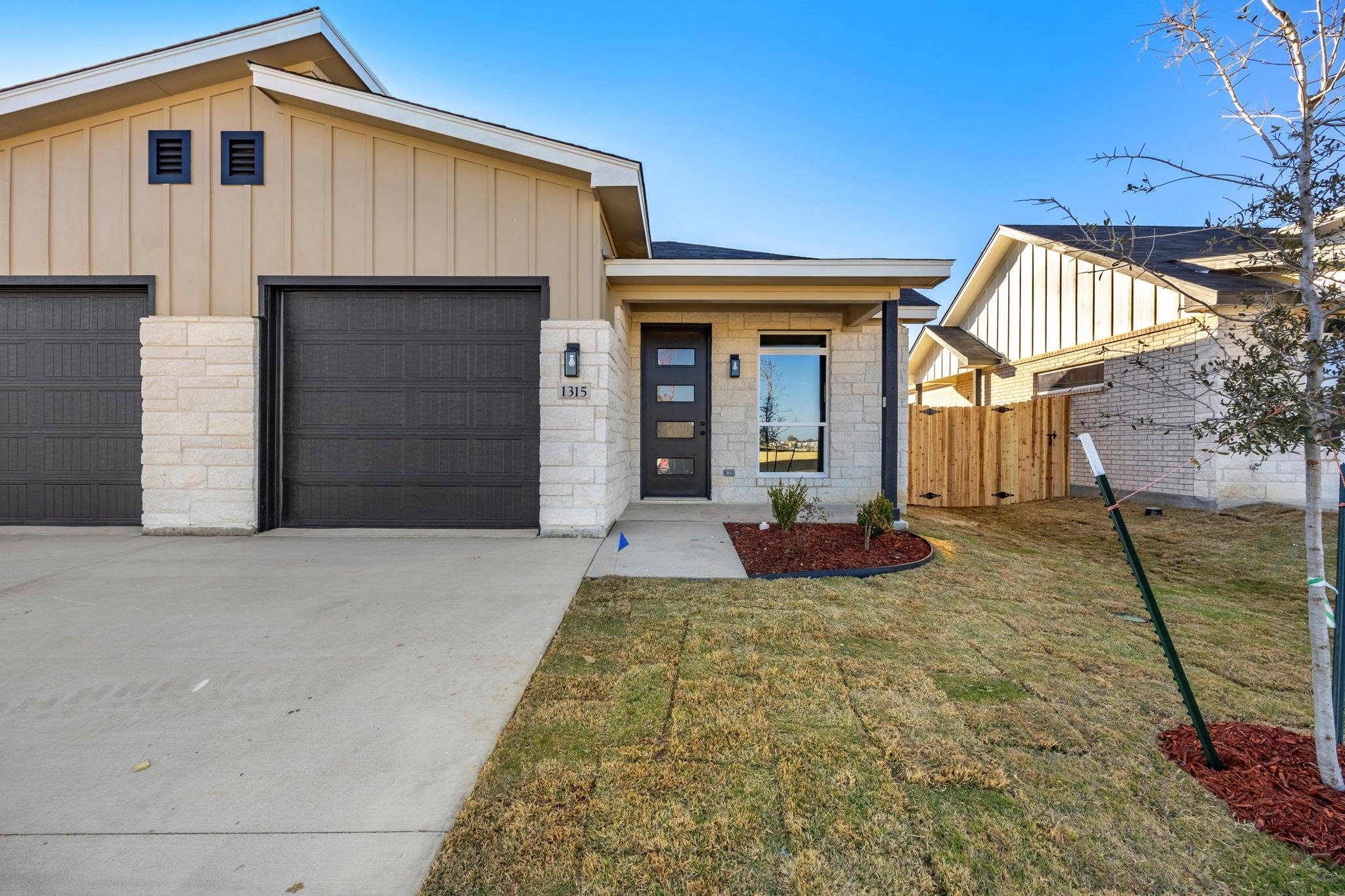1315  Lone Pine Way, photo 2