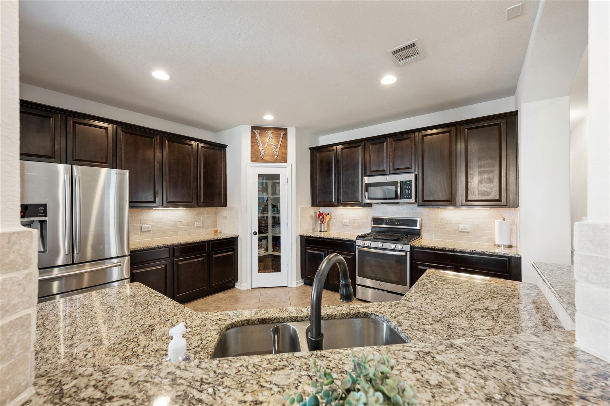 605  Palmilla St, photo 2
