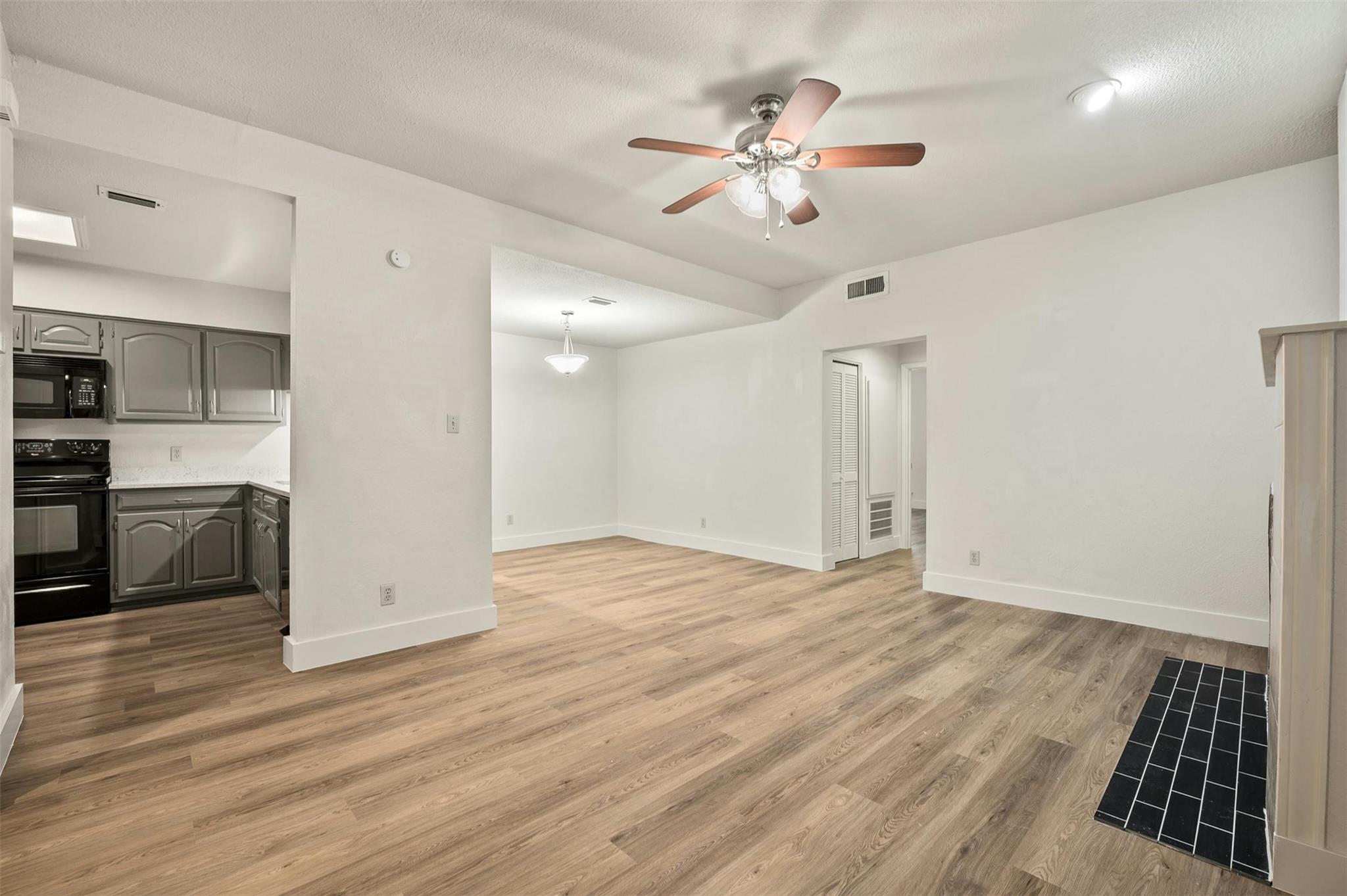 1910  Robbins Pl  #105, photo 4