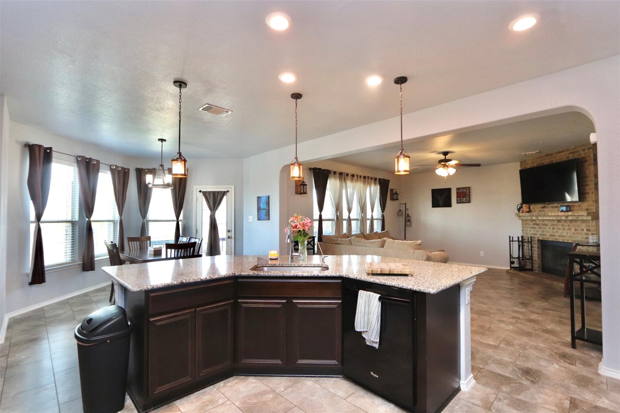 1712  Uhland Dr, photo 12