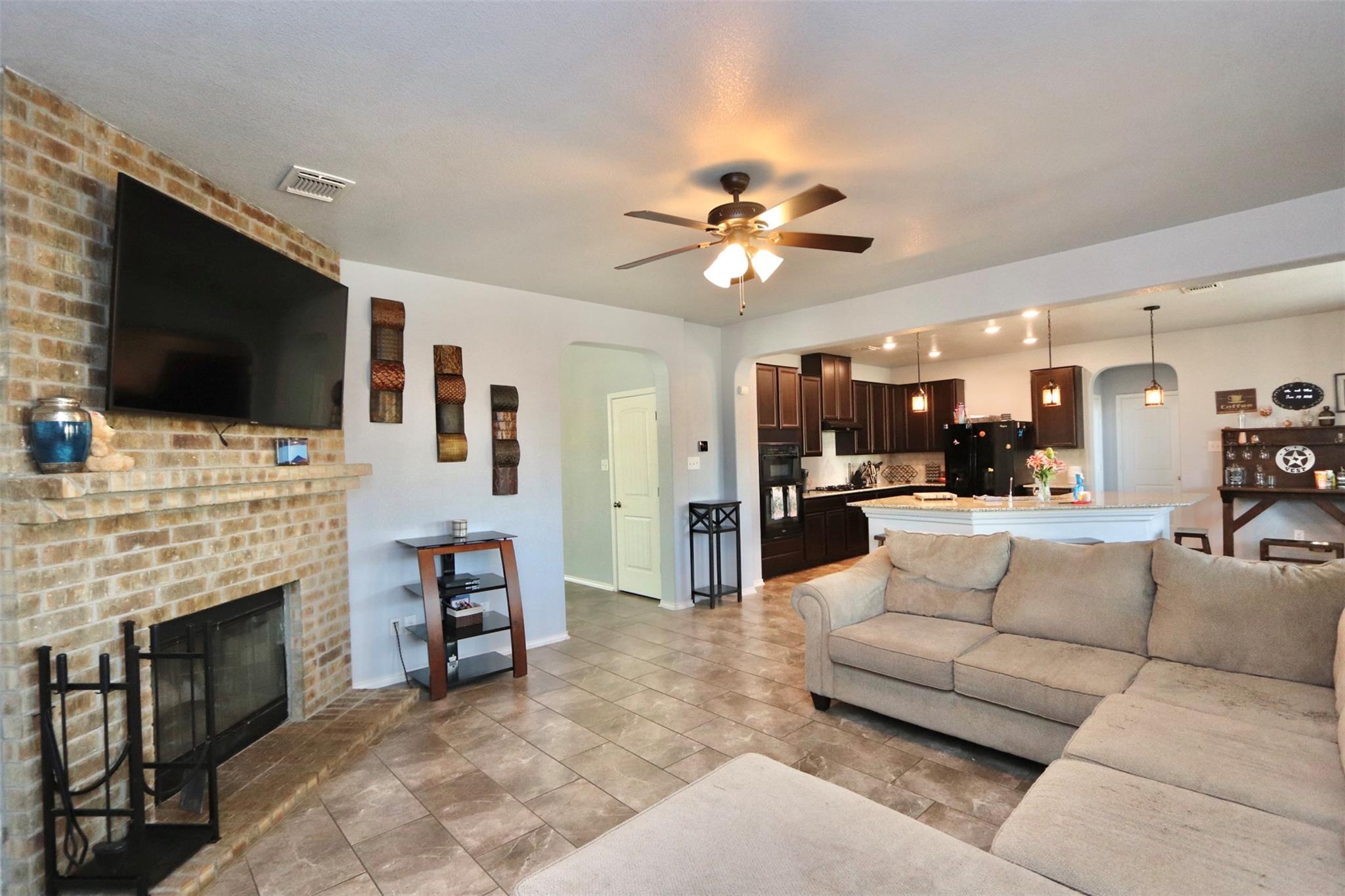 1712  Uhland Dr, photo 3