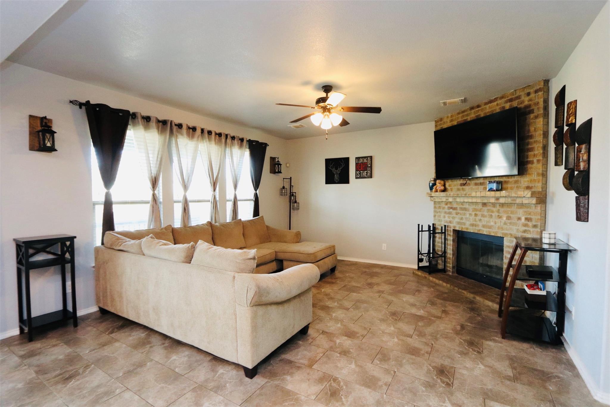 1712  Uhland Dr, photo 5