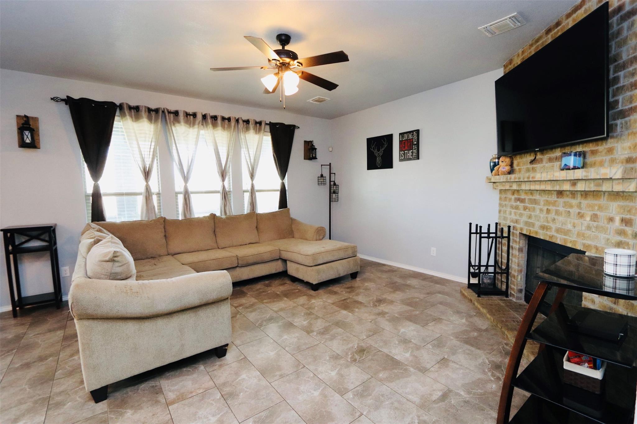 1712  Uhland Dr, photo 6