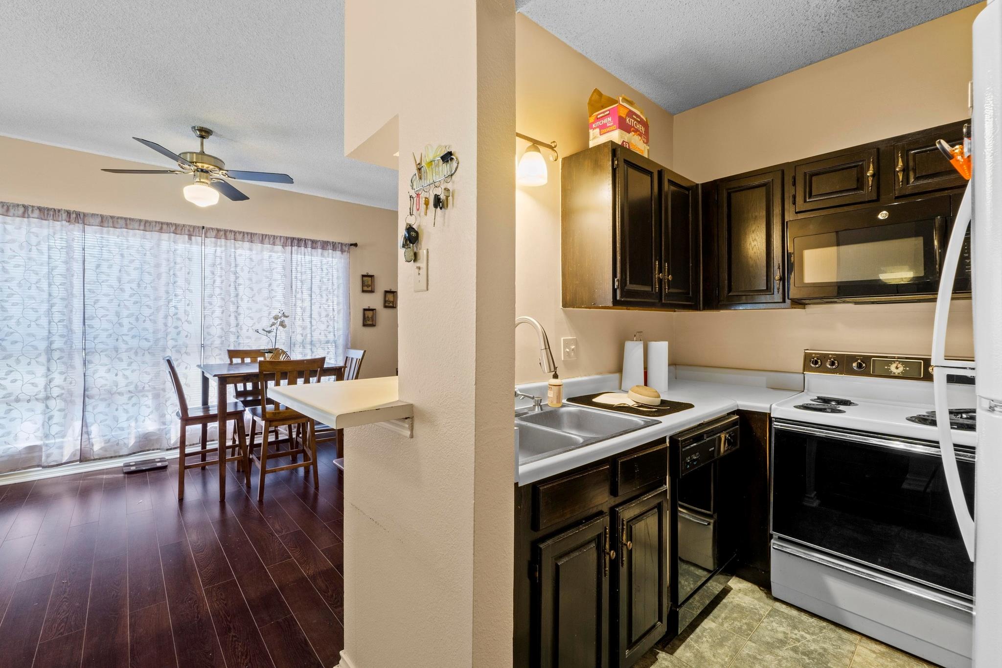 915 W 22nd 1/2 St  #202, photo 5
