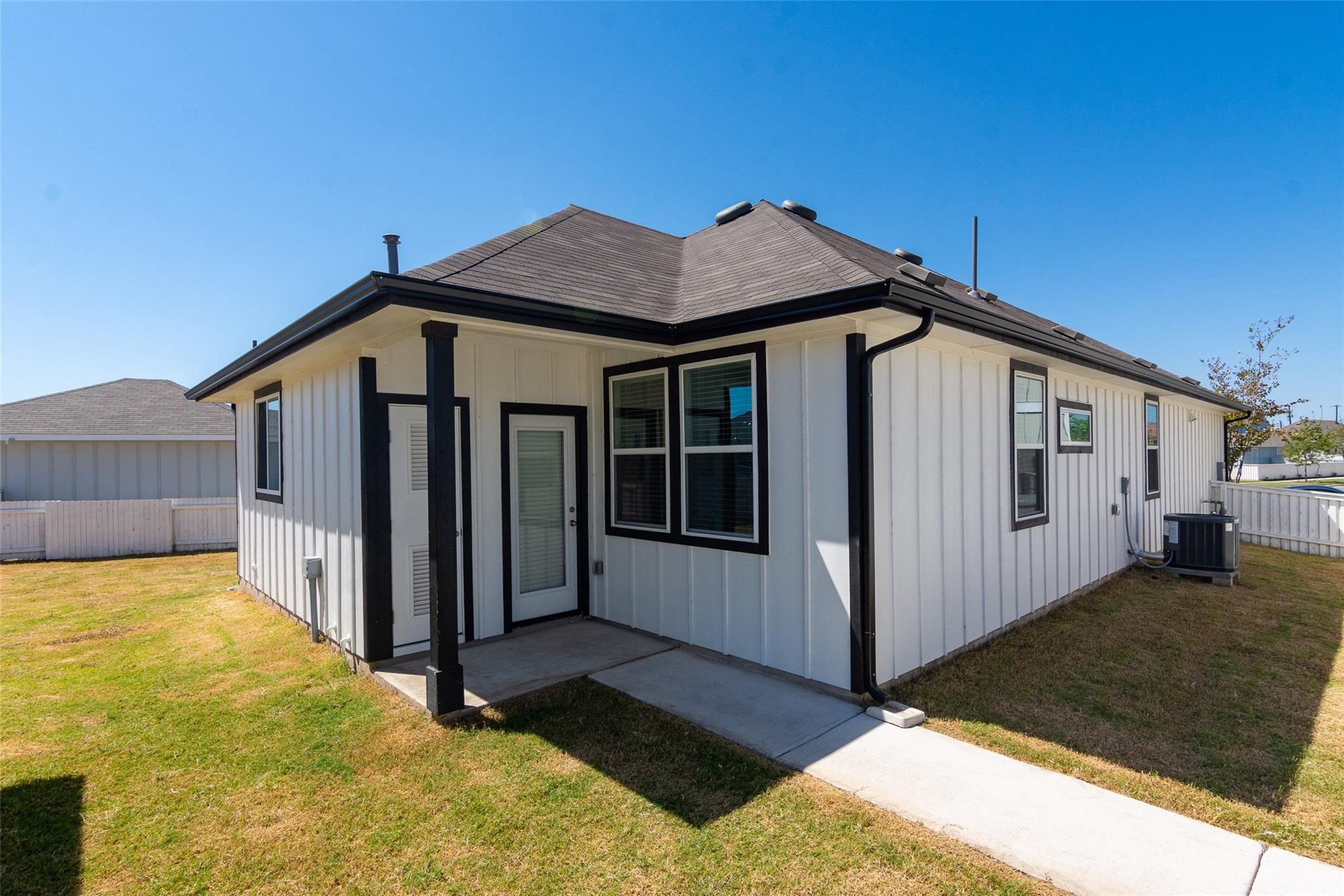 350  Fabion St, photo 4