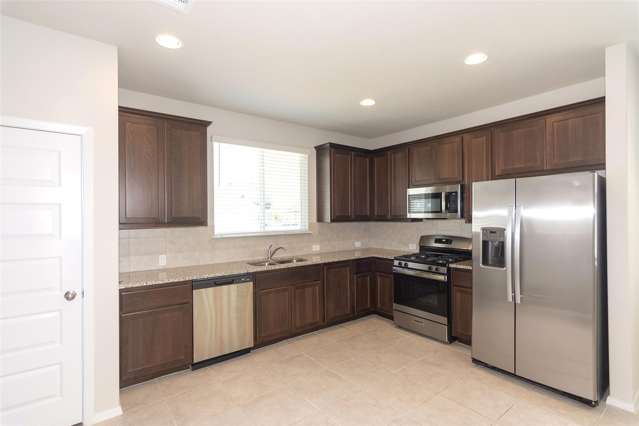 350  Fabion St, photo 9