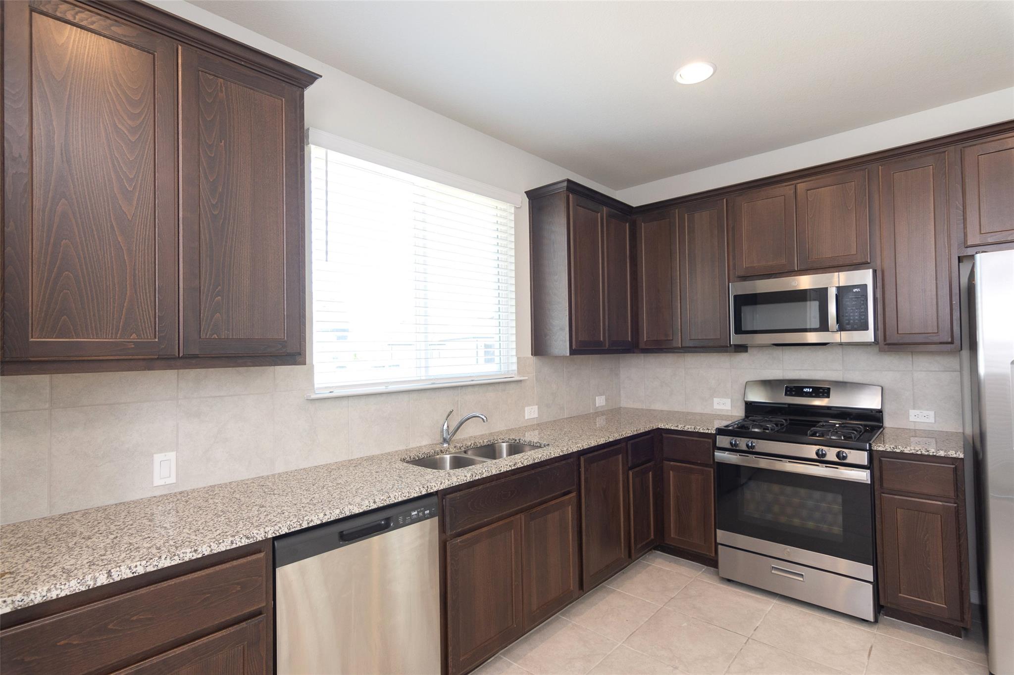 350  Fabion St, photo 10