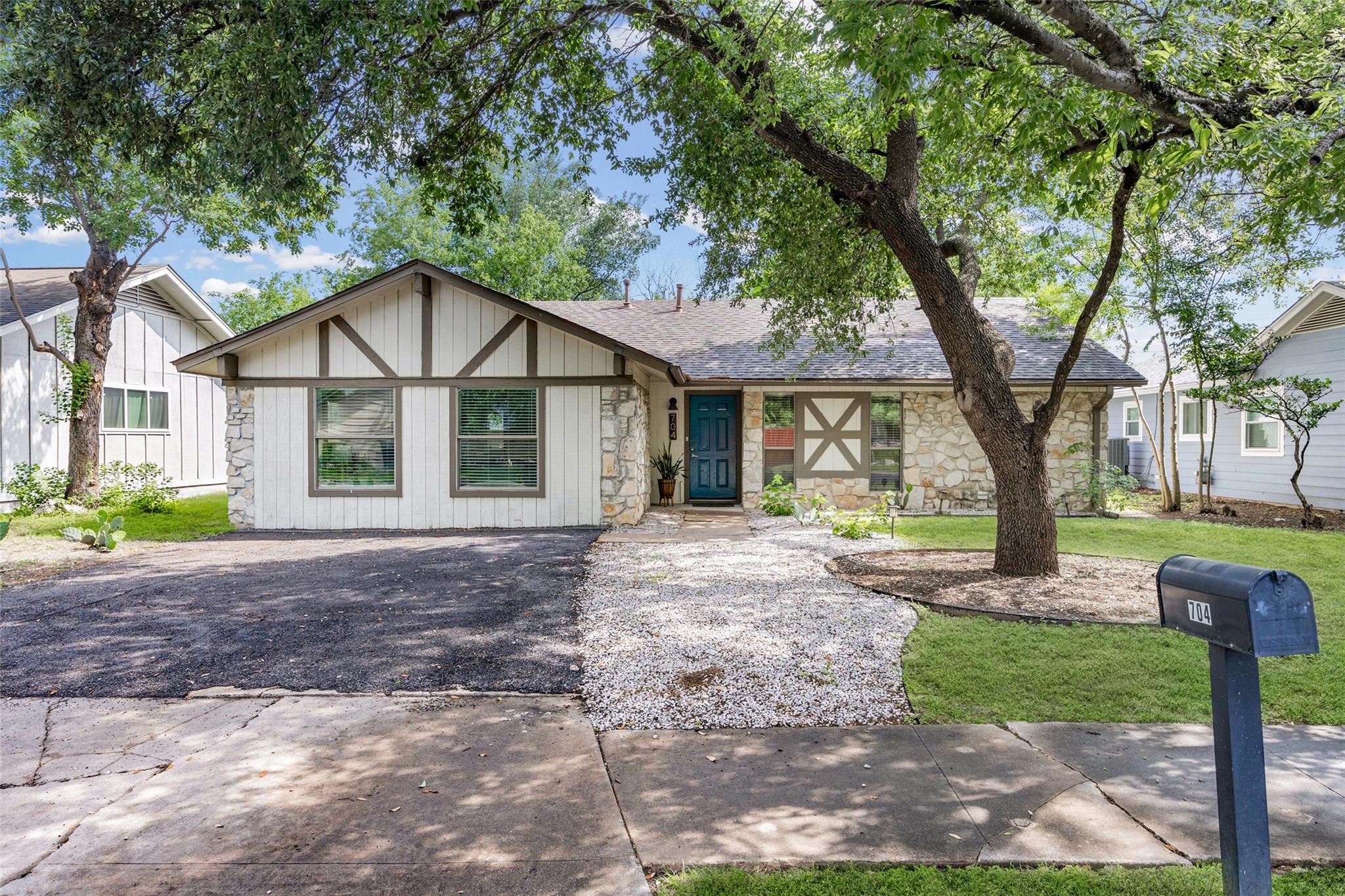 704  Buckingham Pl, photo 2