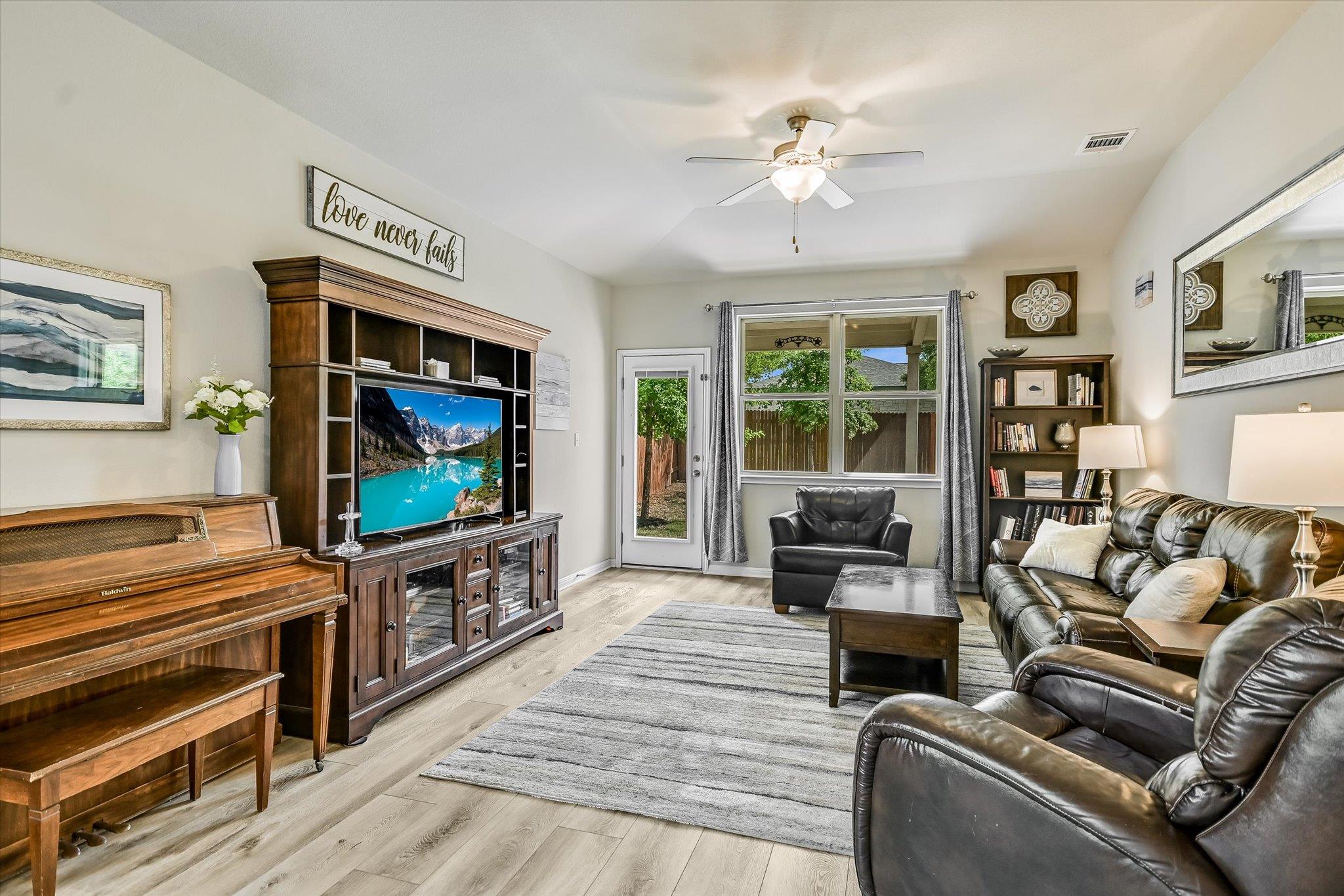 1504  William Bee Dr, photo 3