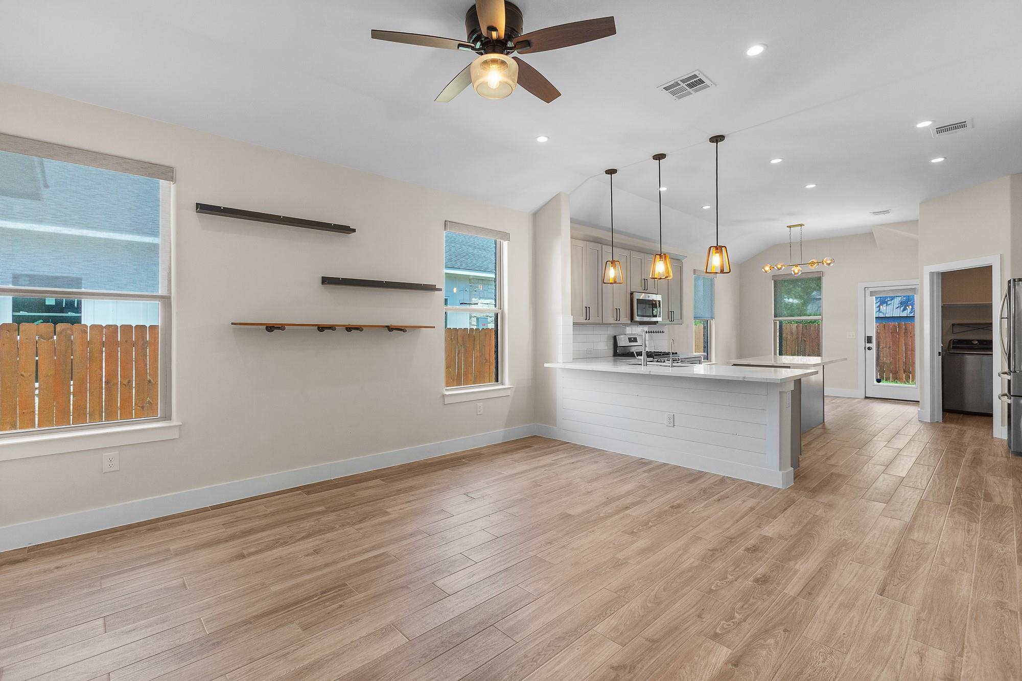 303 W Browning St, photo 3