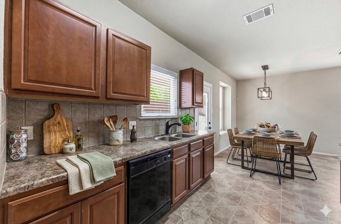 164  Regent Cv, photo 8
