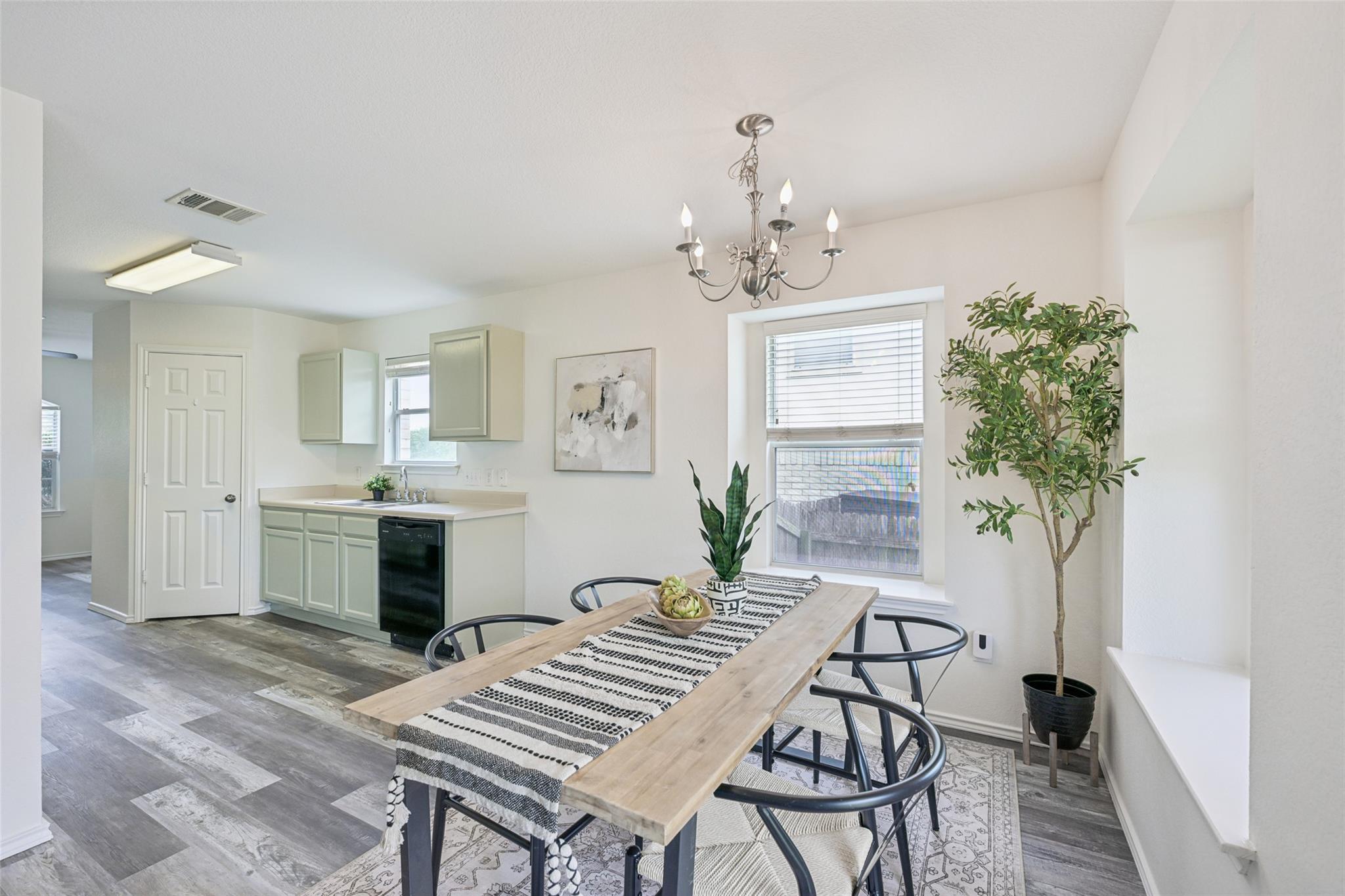 326  Covent Dr, photo 6