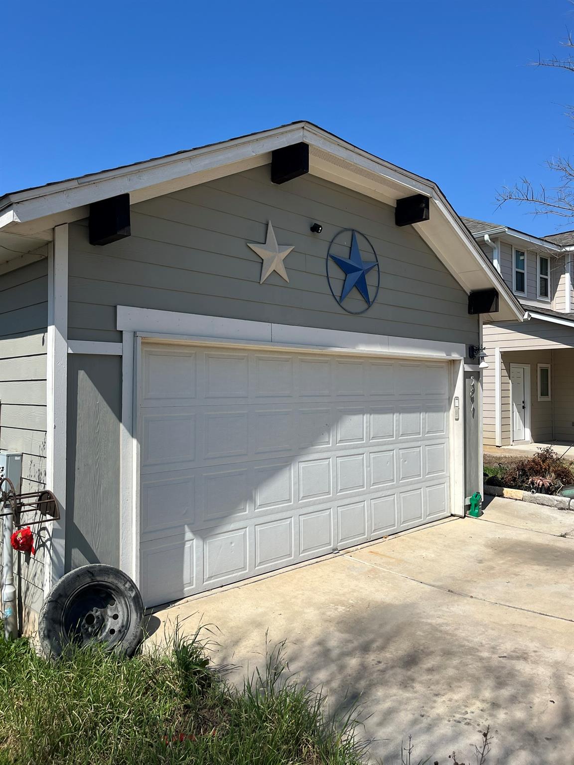 587  Twisted Oaks Ln, photo 2
