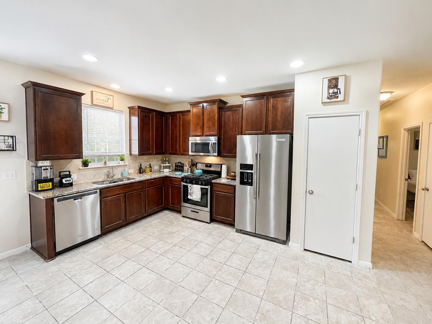 587  Twisted Oaks Ln, photo 4