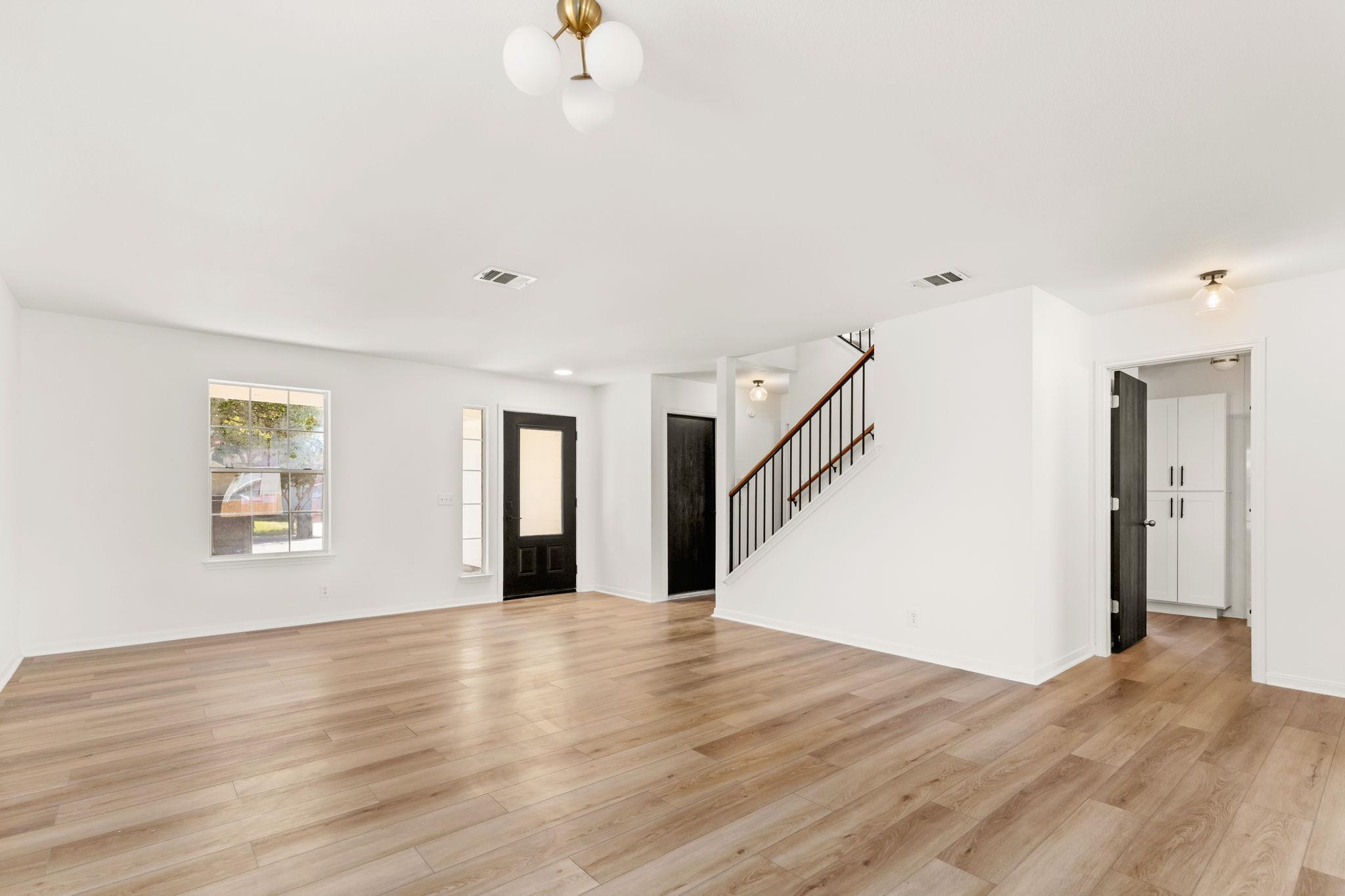 208  Langely St, photo 3