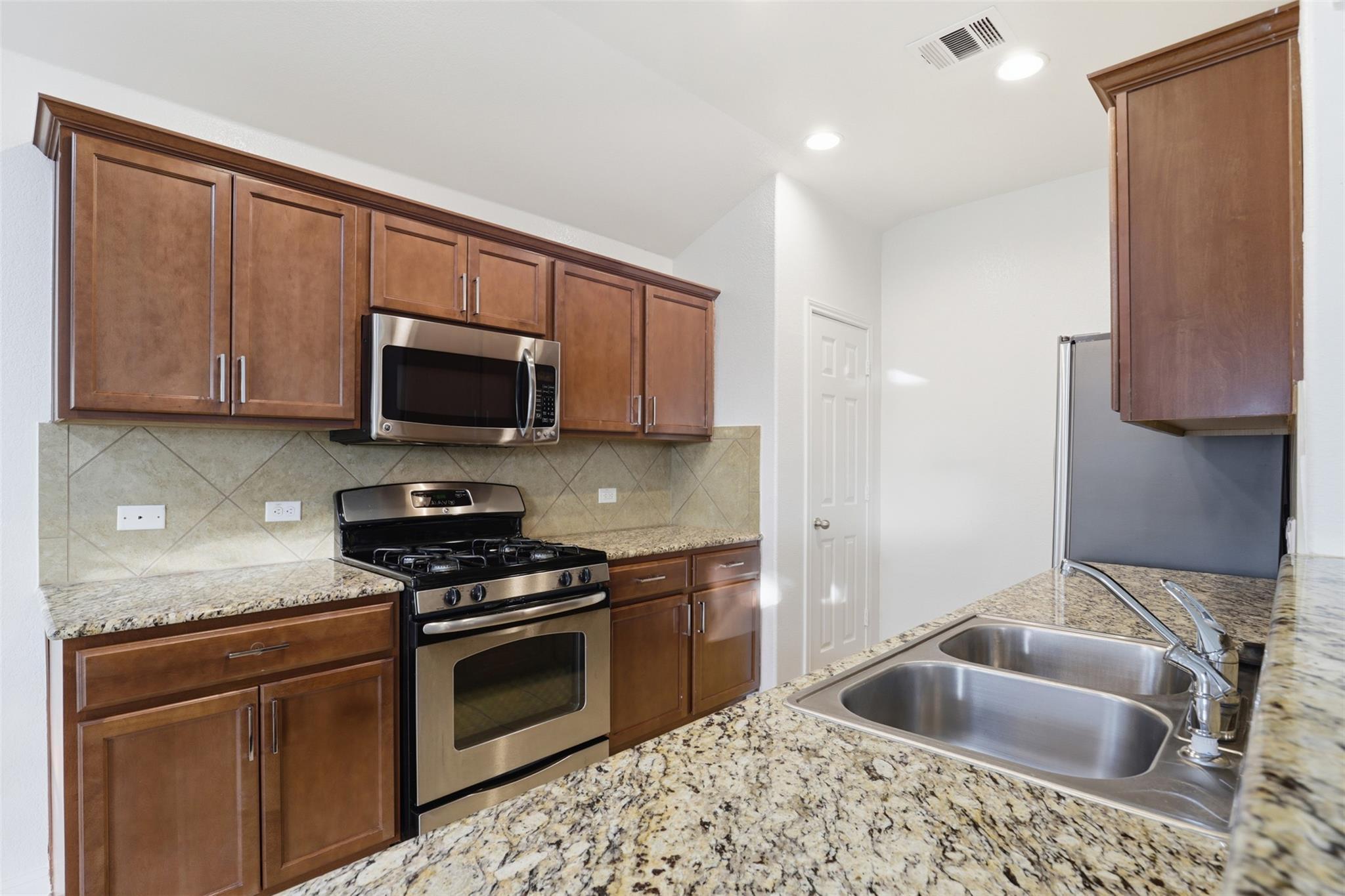 448  Nottingham Loop, photo 3
