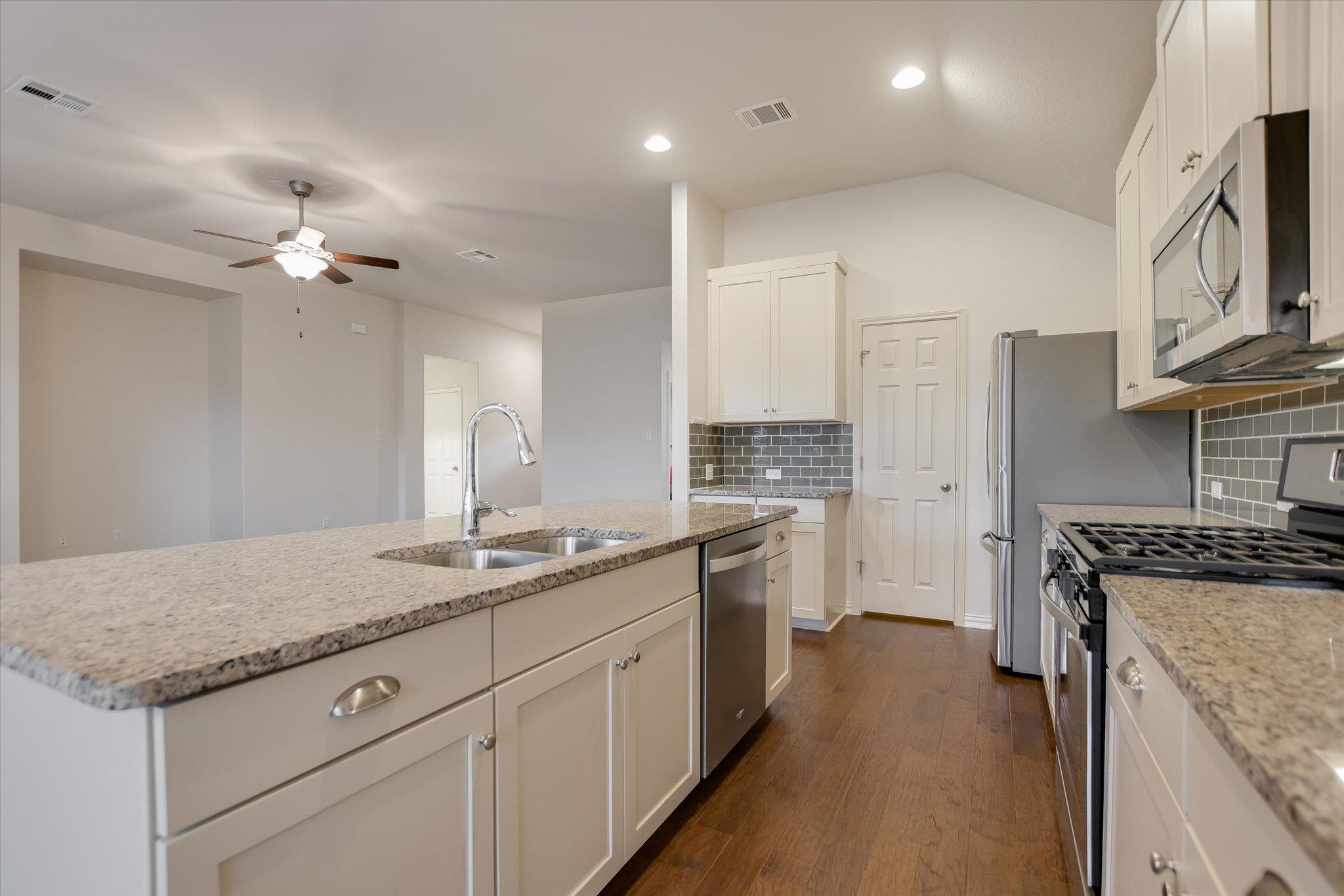 220  Allegrini St, photo 9