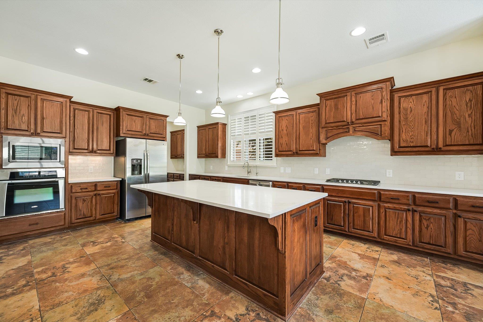 560  Aspen Dr, photo 3