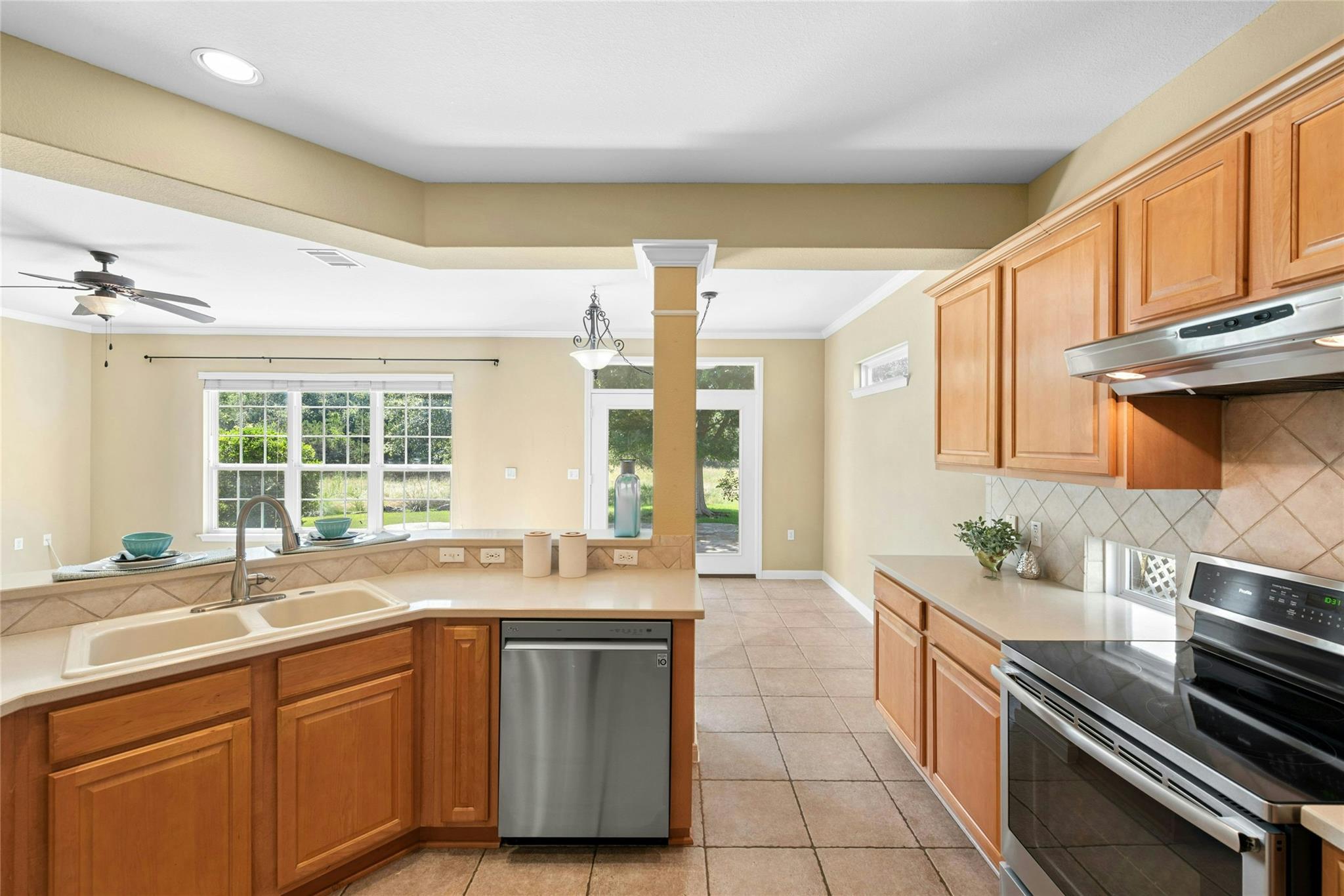327  Yukon Ter, photo 10