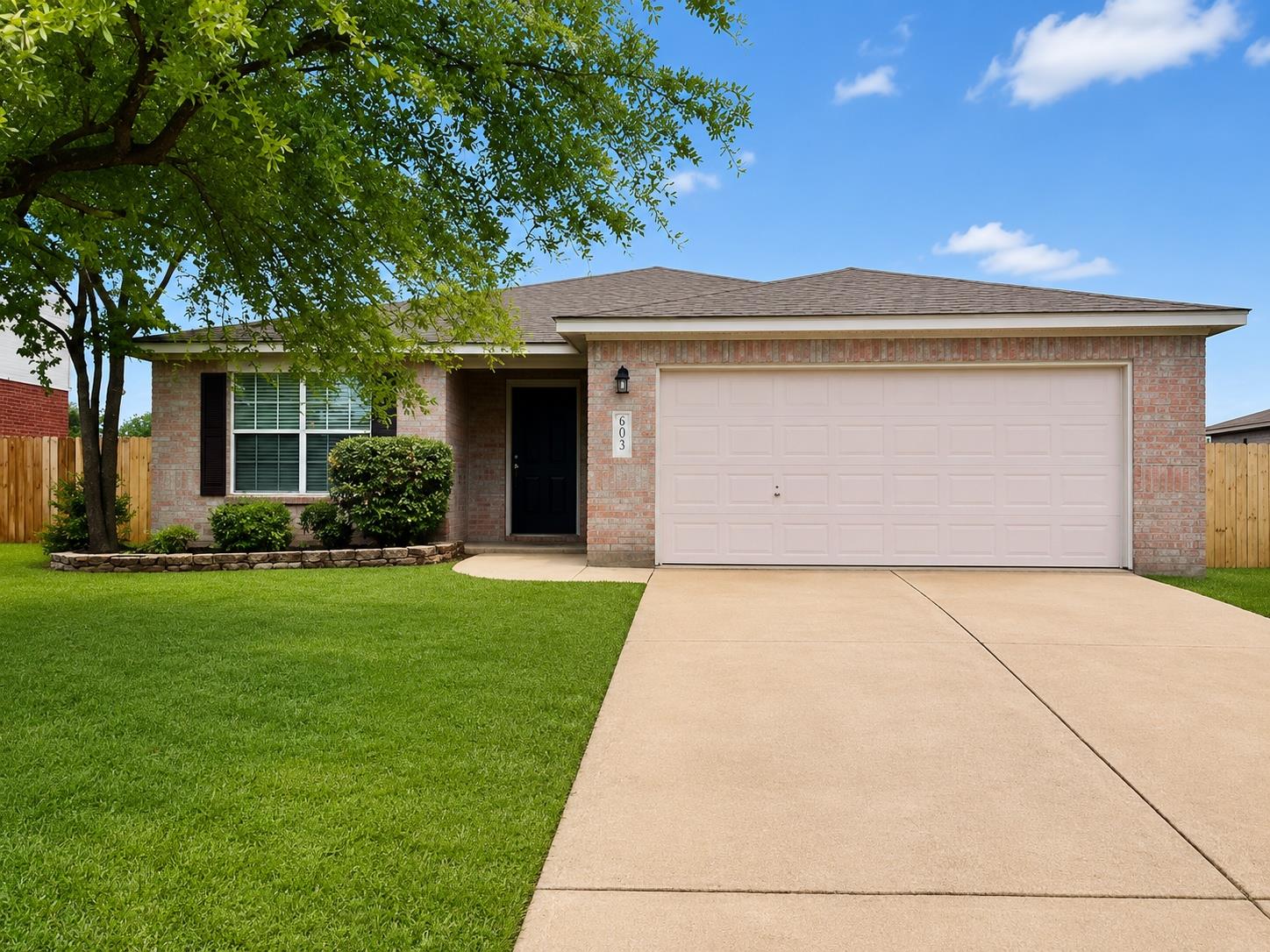 1005 W South St, photo 2