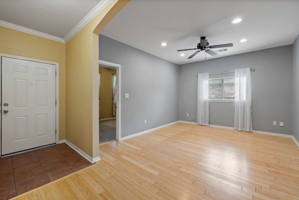 347  Spring Dr, photo 4