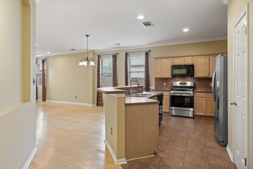 347  Spring Dr, photo 8