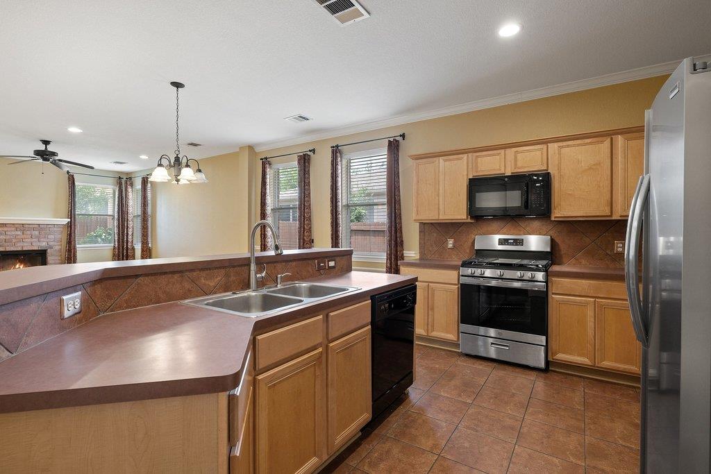 347  Spring Dr, photo 9