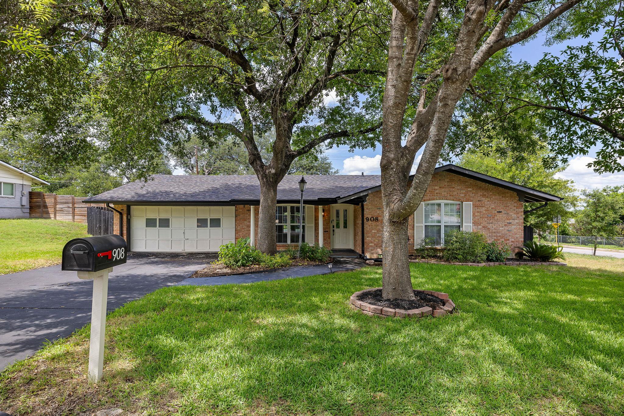 908  Hollybluff St, photo 2