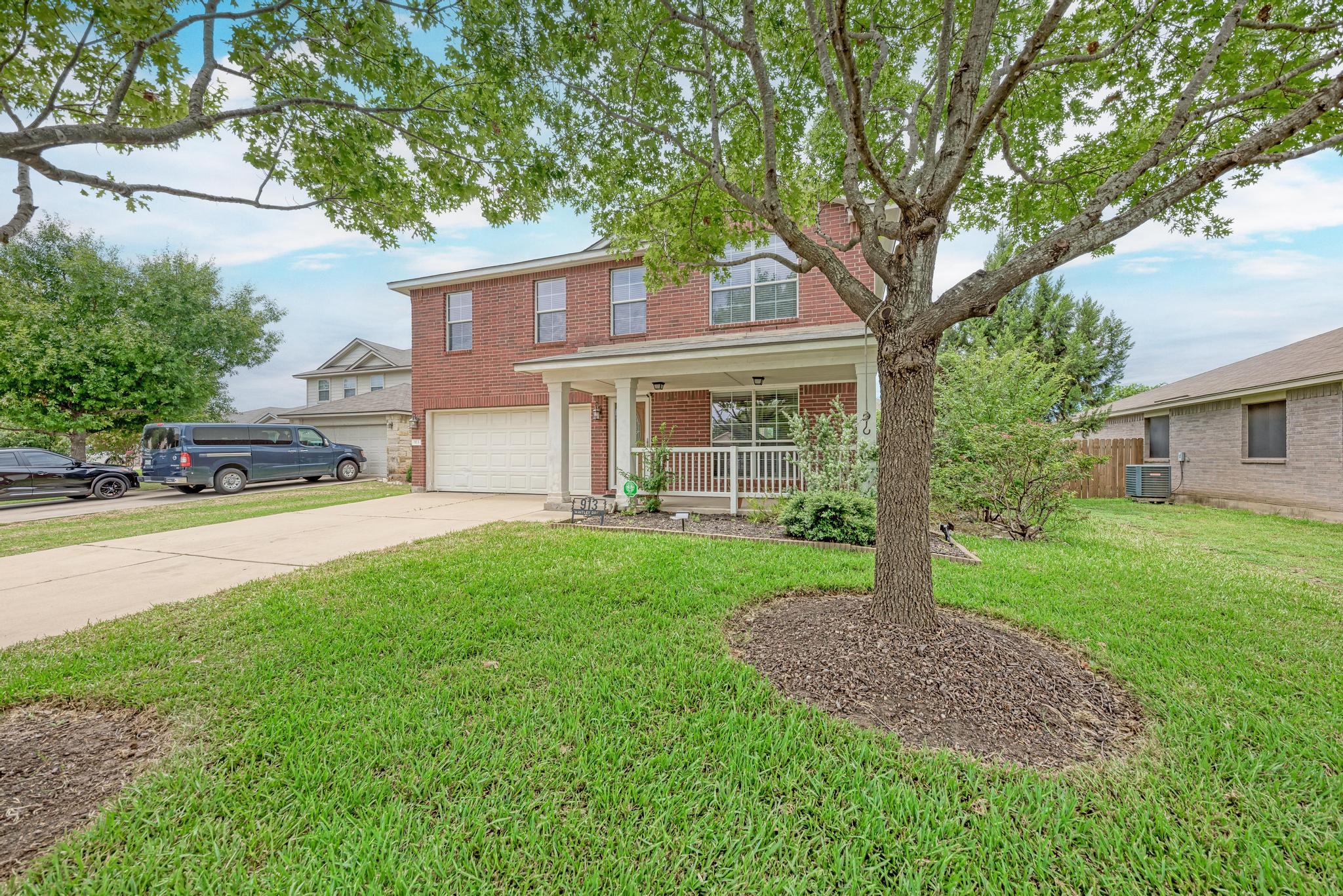 913  Whitley Dr, photo 3