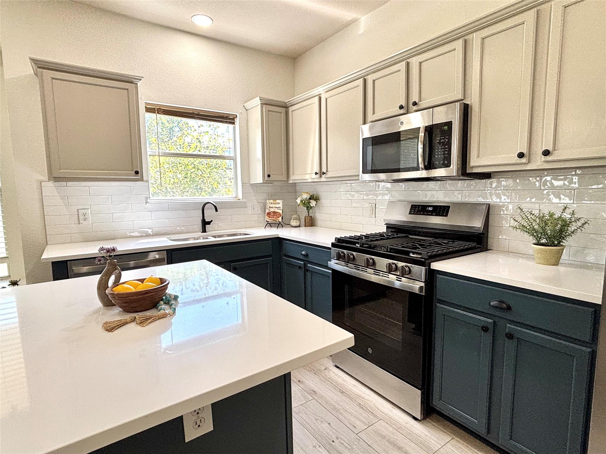 1104  Henderson Dr, photo 2