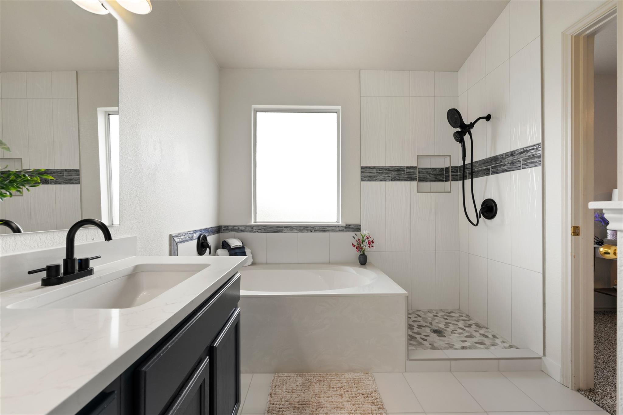 1104  Henderson Dr, photo 3
