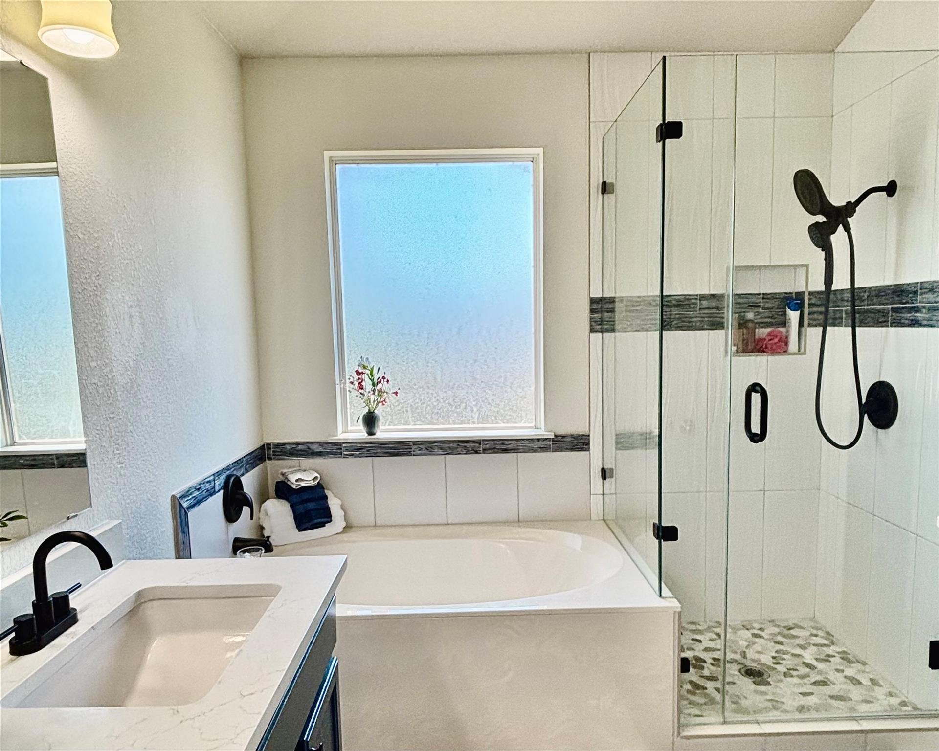 1104  Henderson Dr, photo 4