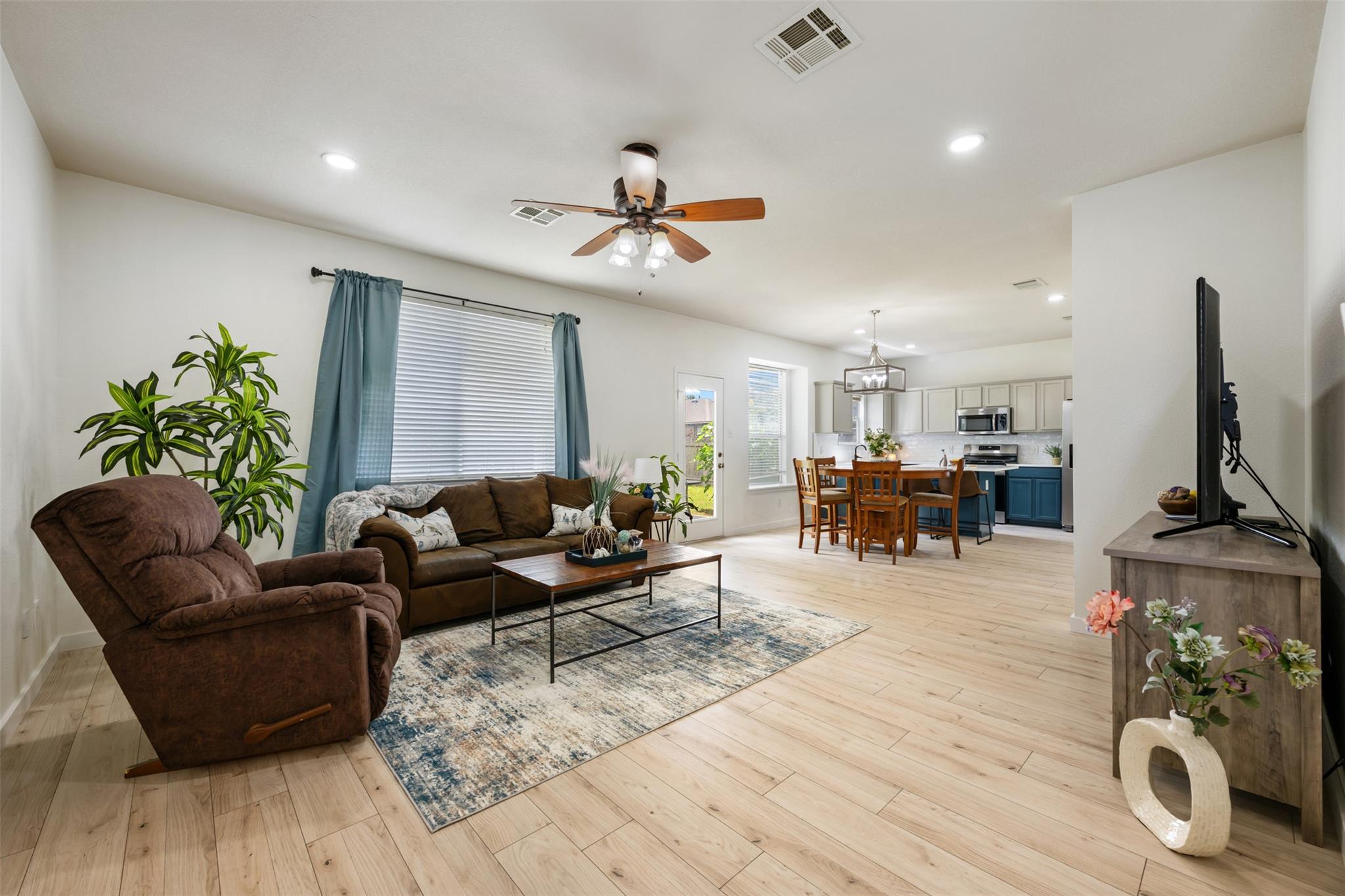 1104  Henderson Dr, photo 5