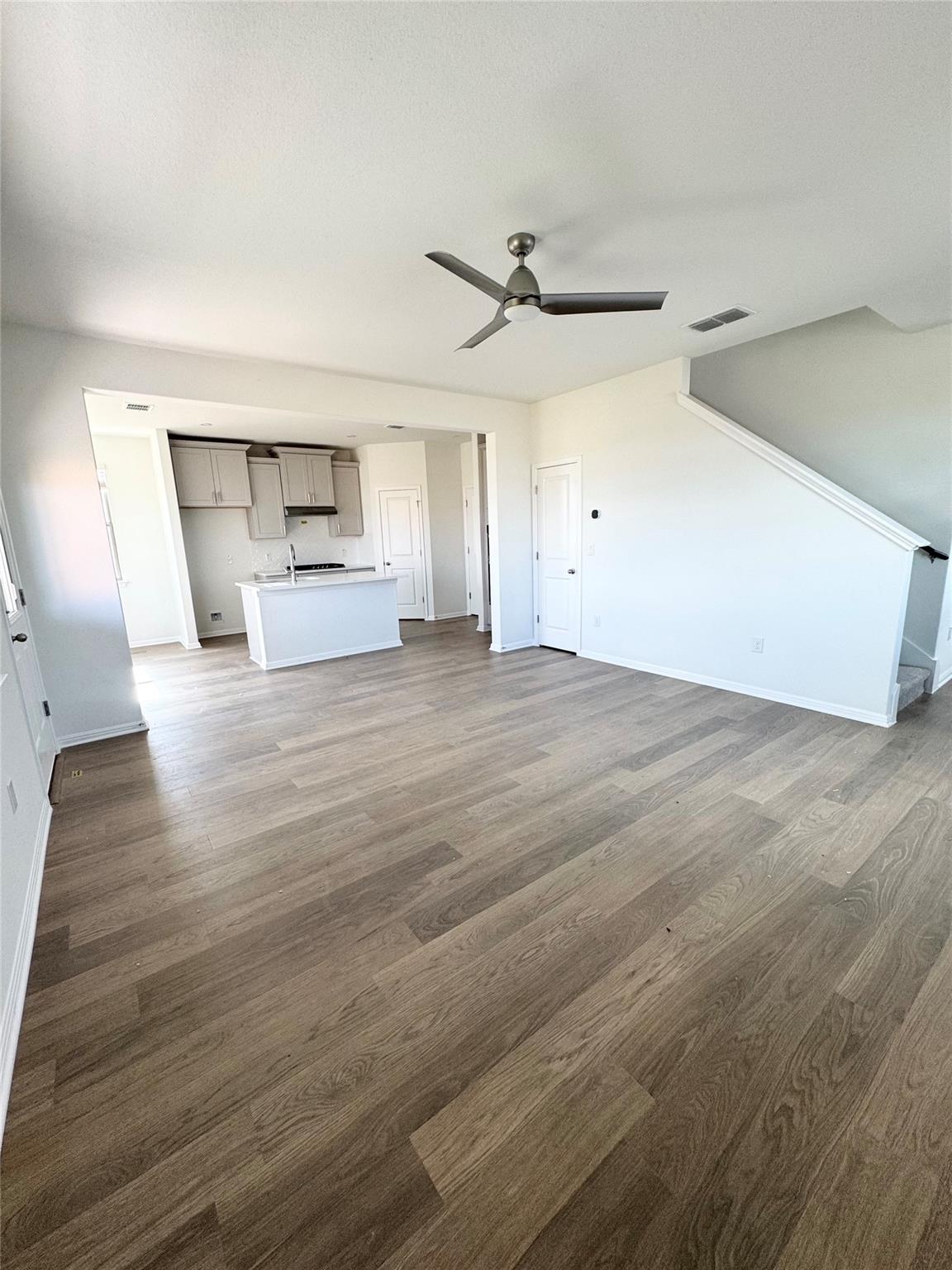 295  Young St, photo 2
