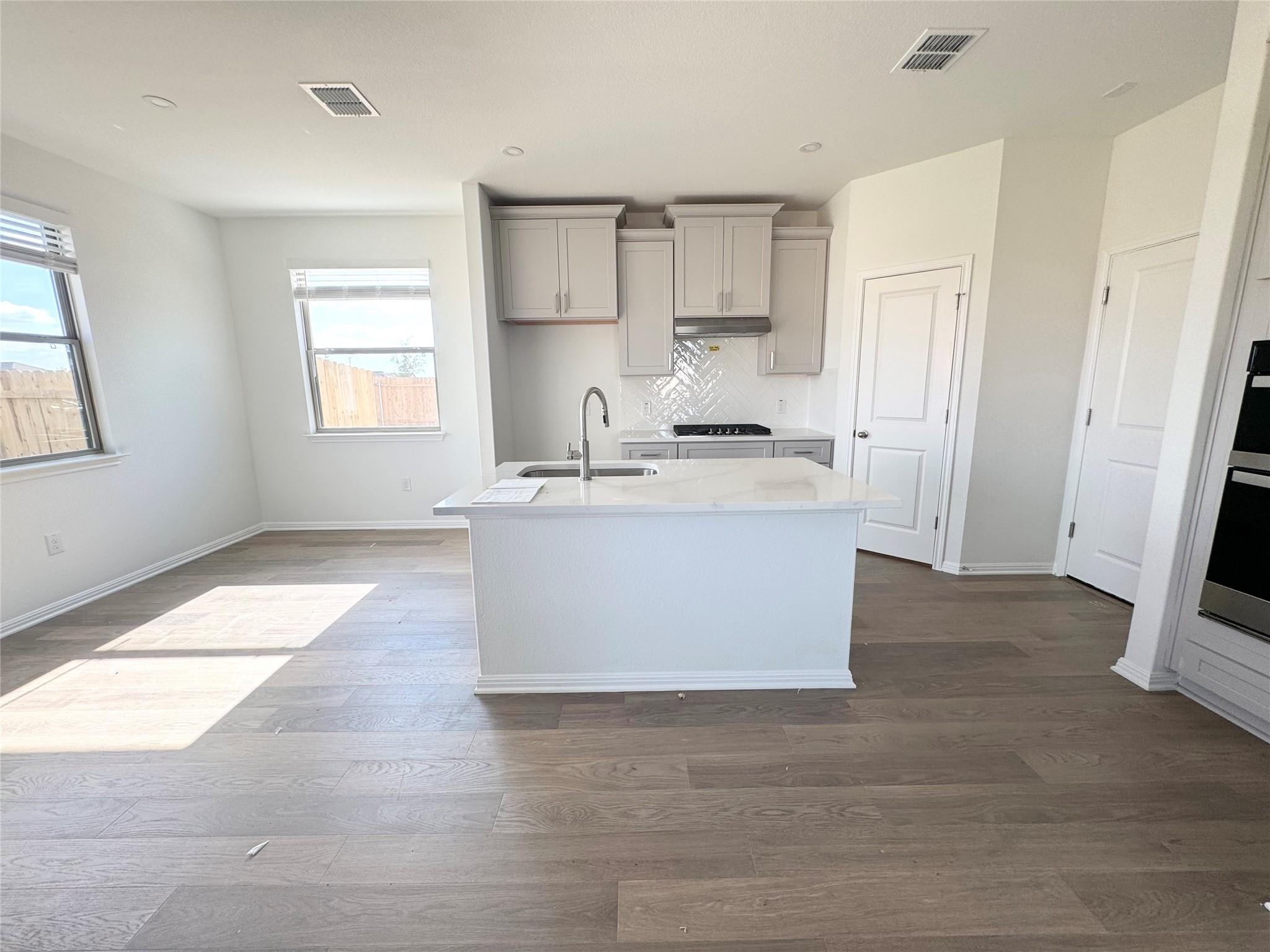 295  Young St, photo 3
