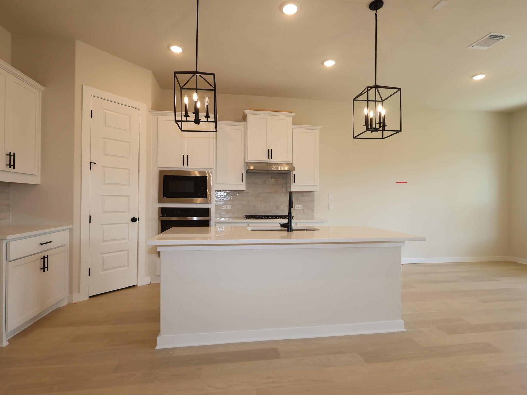 160  Champ Ave, photo 5