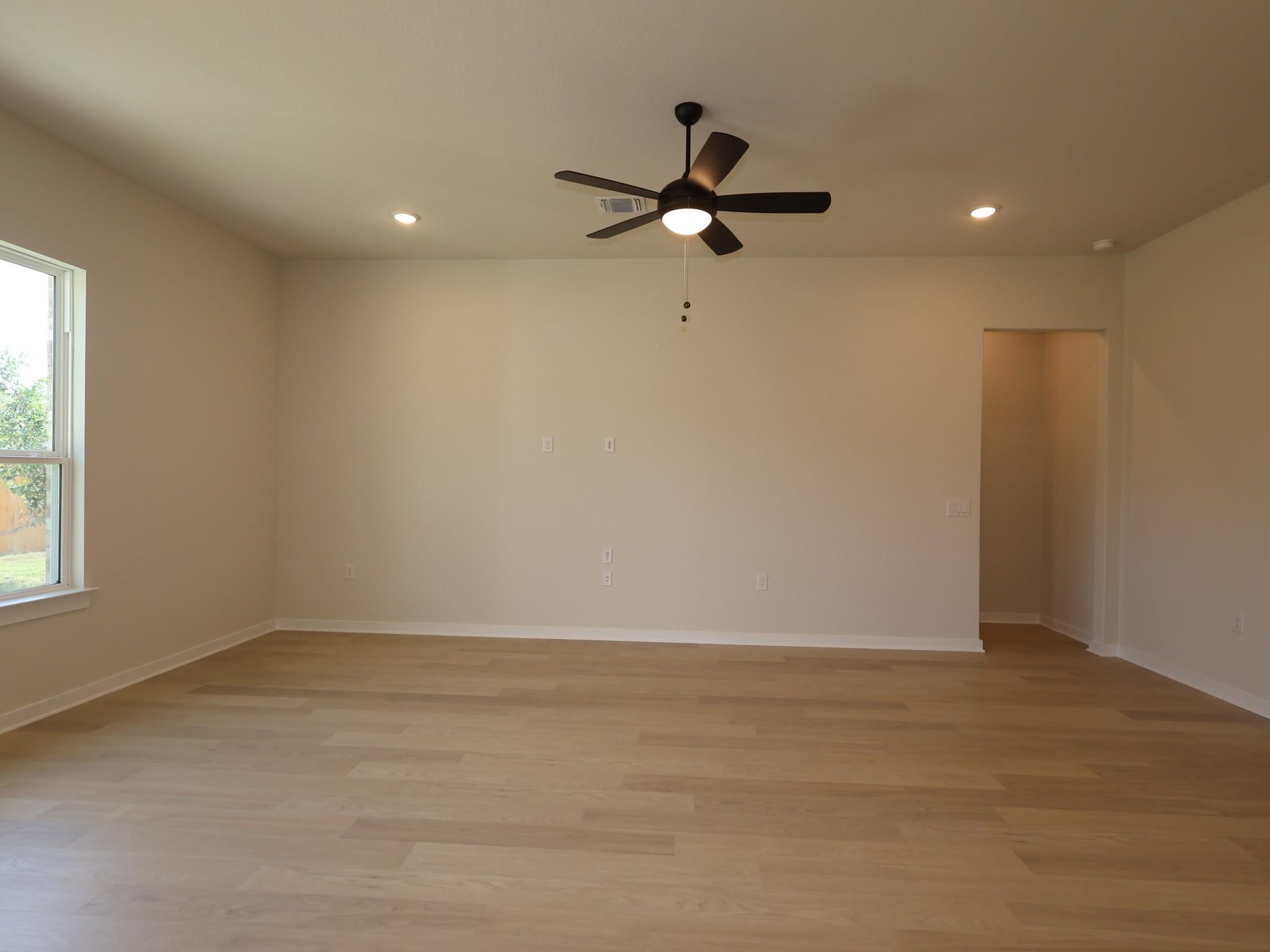 160  Champ Ave, photo 8