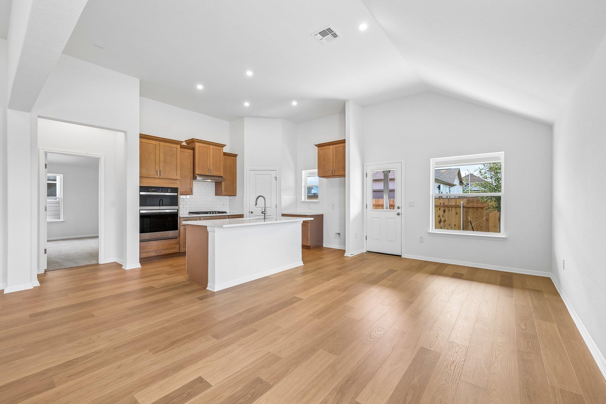 471  Young St, photo 2