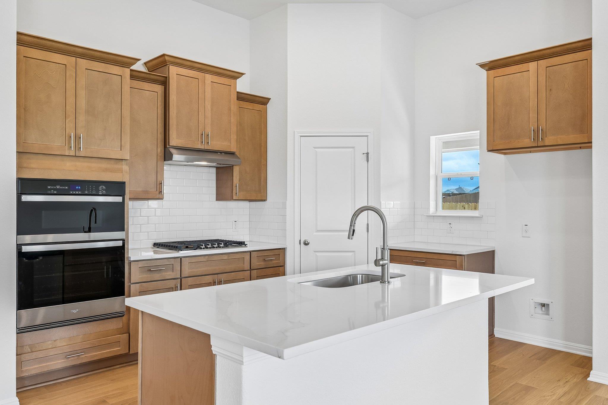 471  Young St, photo 3