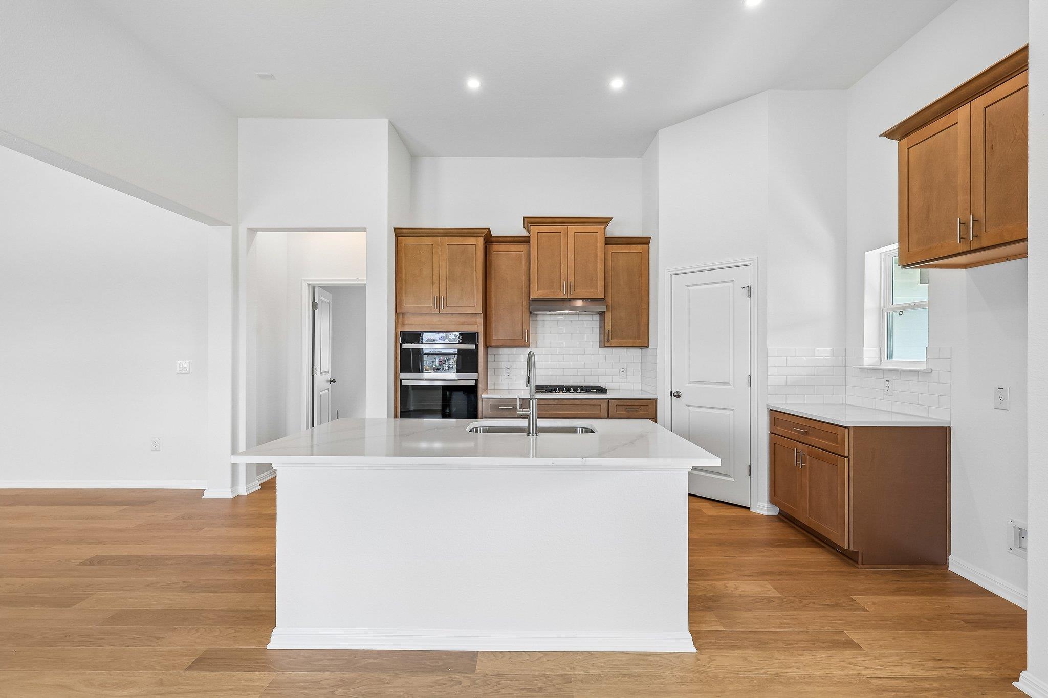 471  Young St, photo 4