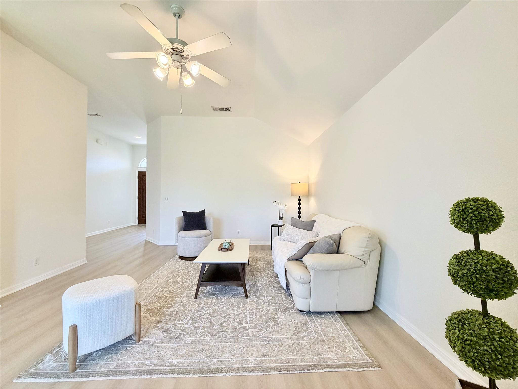 15210  Wideleaf Cv, photo 9