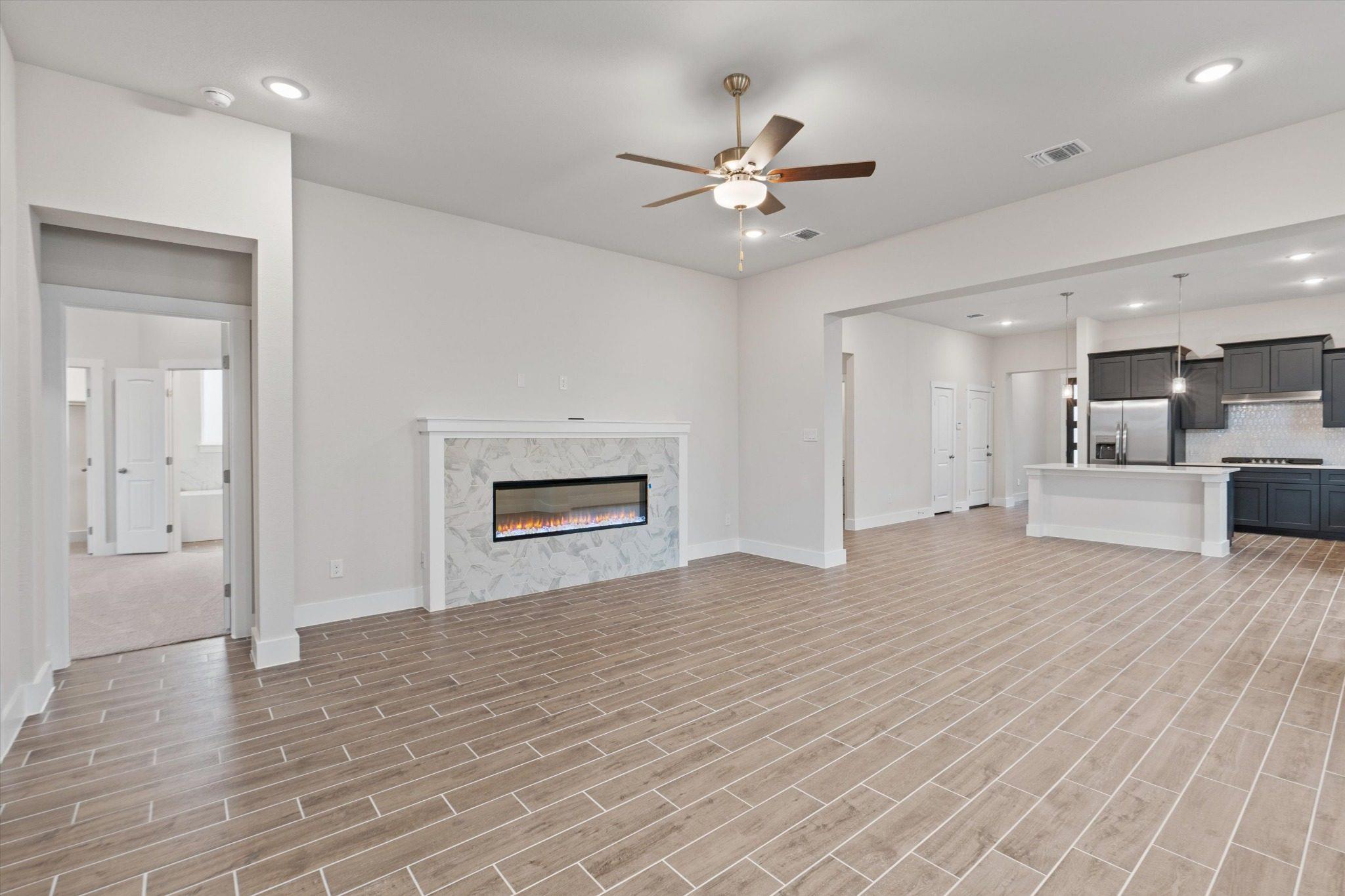 19100  Ariel Elena Way, photo 2