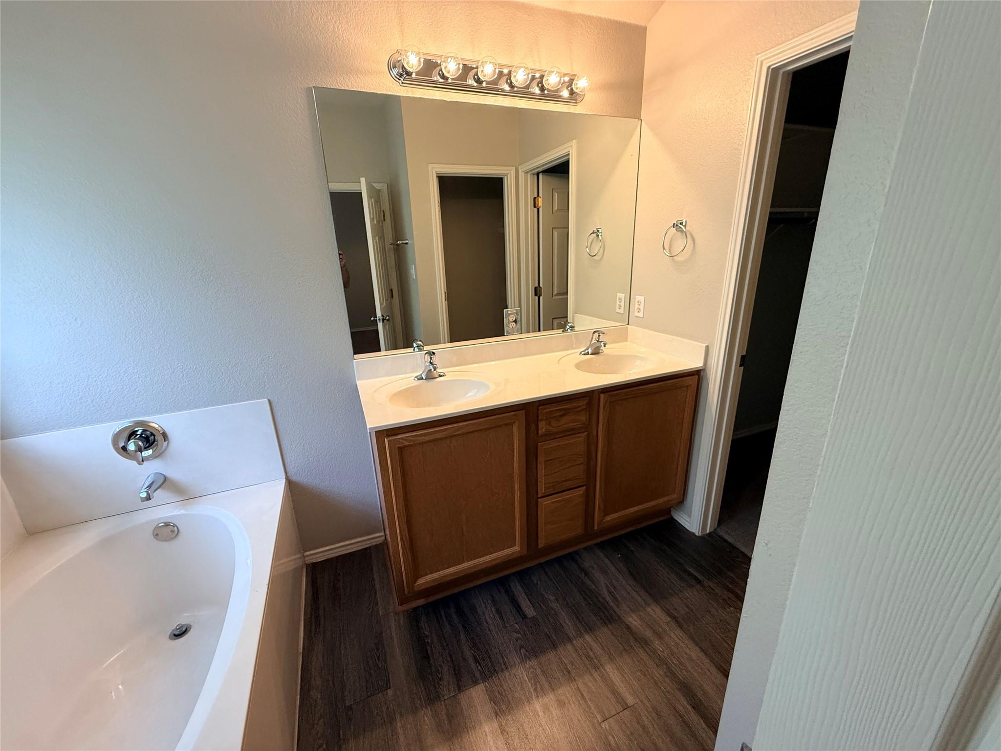 259  Clarence Ct, photo 7